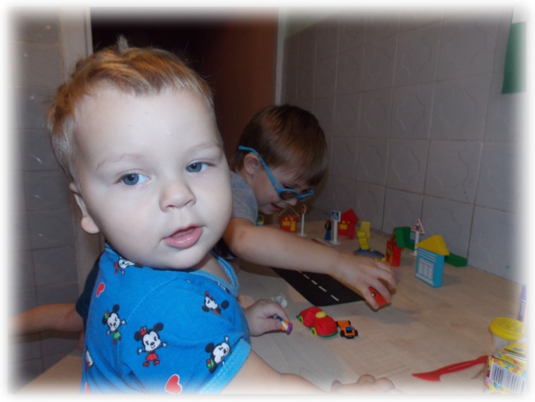 Лепим машинки и играем