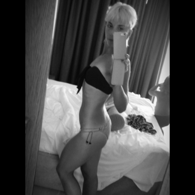 Подстриглась, но пока не красилась