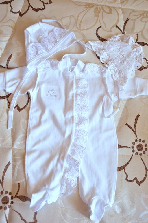 На выписку - малышке, маме и старшей дочке!)