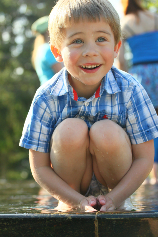 Погуляли в парке, дети вымокли до нитки)