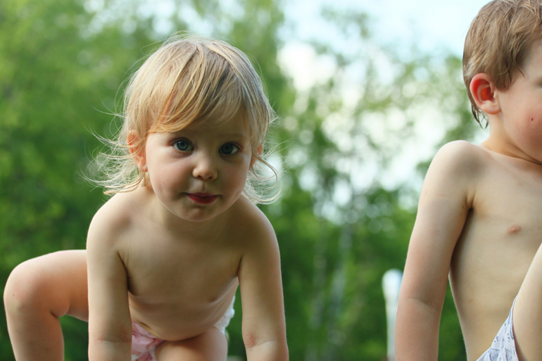 Погуляли в парке, дети вымокли до нитки)