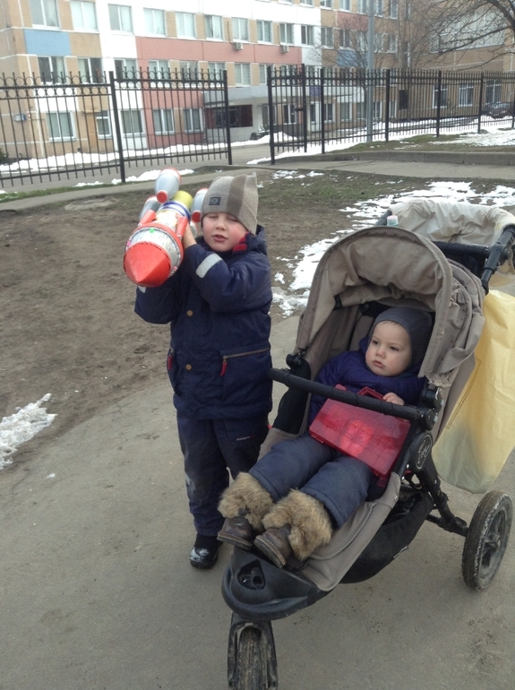 Отнесли мы нашу ракету ко Дню Космонавтики в сад.