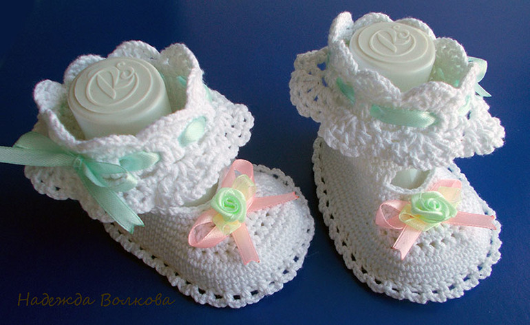 Пинетки и повязочка для малышки