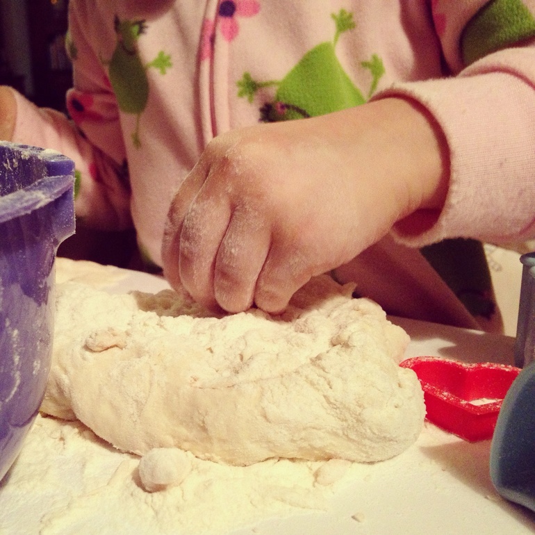 Разминаем пальчики:), играя в кондитера.