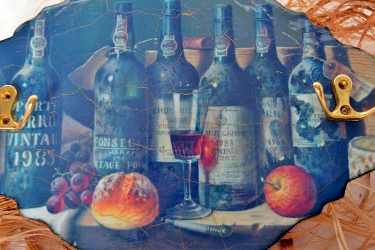 Вешалка-ключница "В винном погребке"