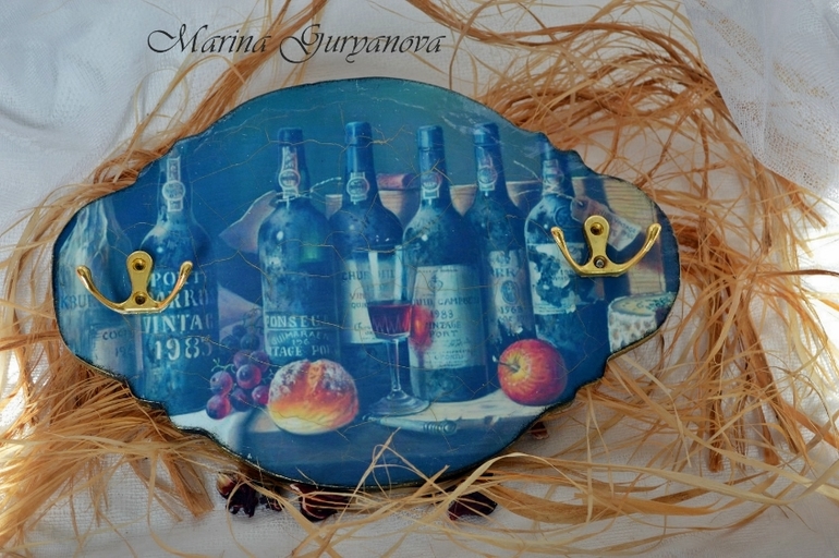 Вешалка-ключница "В винном погребке"