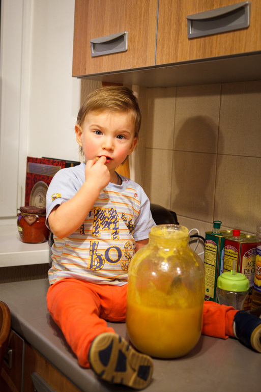 Пока мамы нет на кухне:))Дядя Андрей(друг фотограф)разрешает пошалить:))