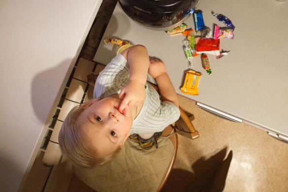 Пока мамы нет на кухне:))Дядя Андрей(друг фотограф)разрешает пошалить:))