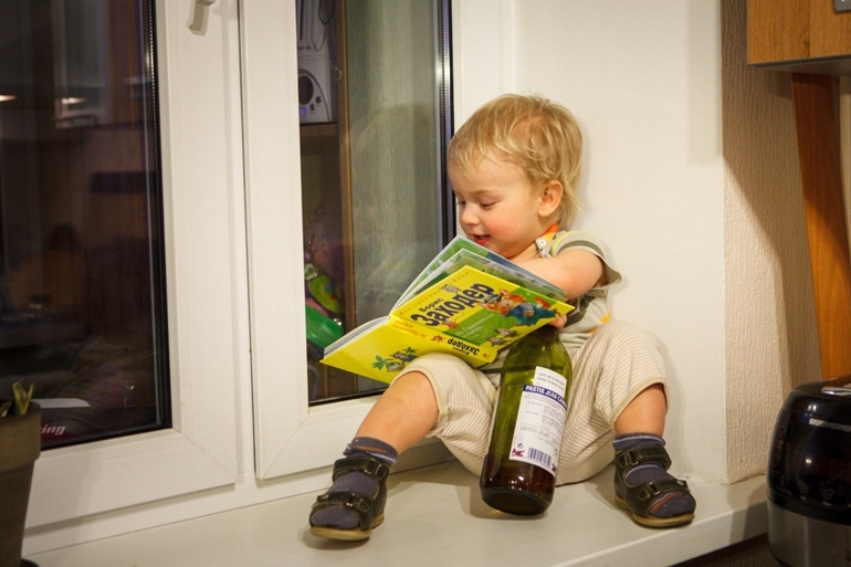 Пока мамы нет на кухне:))Дядя Андрей(друг фотограф)разрешает пошалить:))