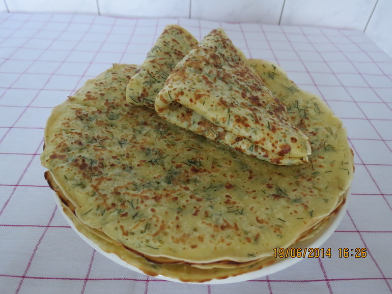 Блины с укропом и твердым сыром.