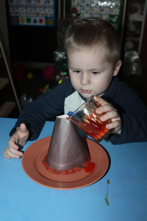 Опыт вулкан в домашних. Опыт вулкан. Макет вулкана своими. Эксперимент вулкан. Вулкан опыт для детей.
