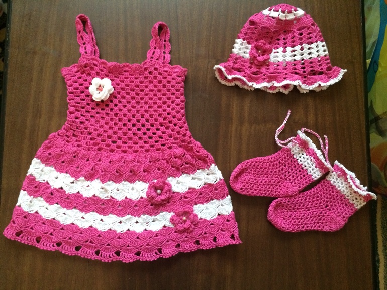 Платье, панамка и носочки вязаные