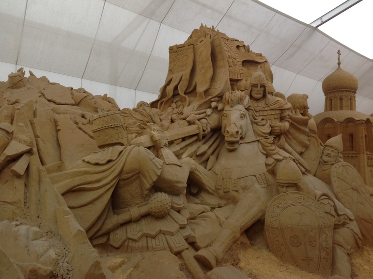 Выставка песчаных скульптур возле Храма Христа Спасителя