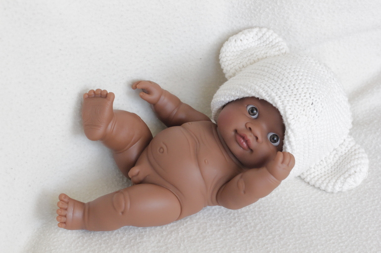 Темнокожий мальчик от Paola Reina.