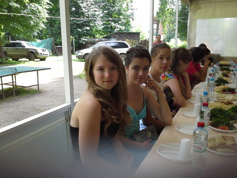 Вот, раз уж такое счастье пришло, что могу грузить фотографии, решила поделиться нашим выпускным)))