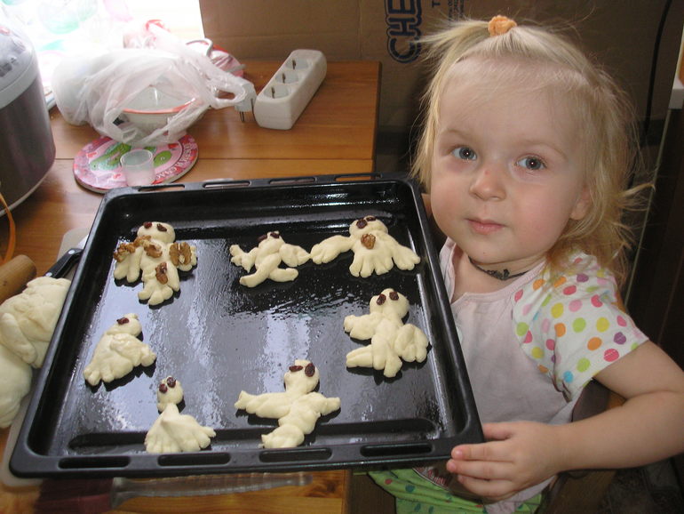 Лепим жаворонков из пресного теста!