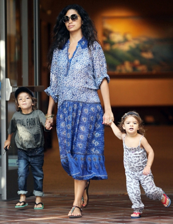 Беременный стиль звезд. Камила Алвес