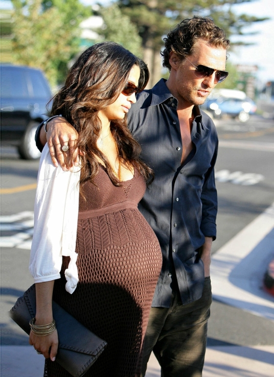 Беременный стиль звезд. Камила Алвес