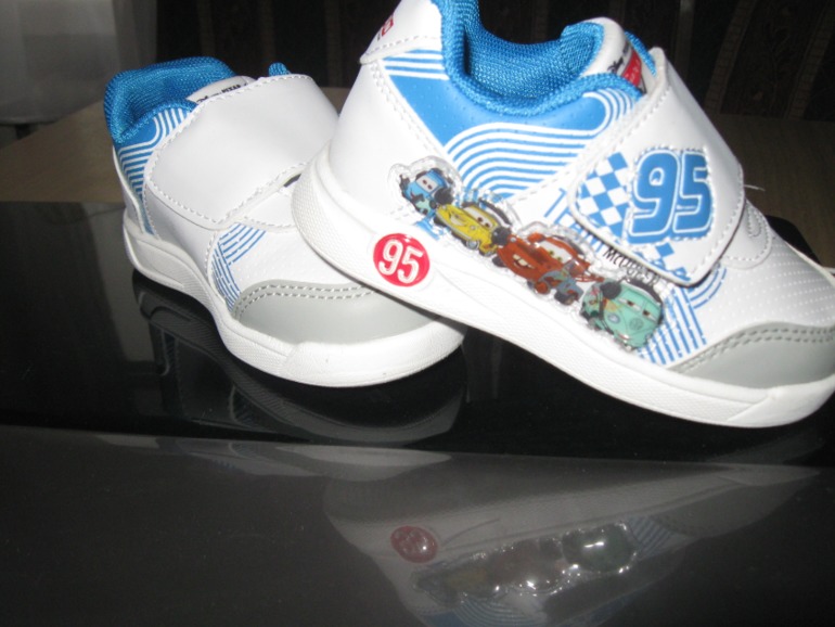 Новые кроссовки, р. 23