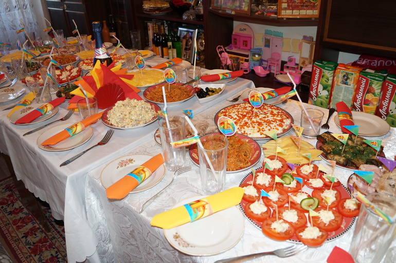 Наш годик в радужном стиле))