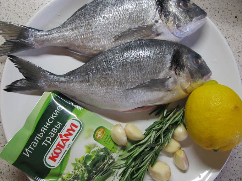 Дорада, запечённая с лимоном, чесноком и ароматными травами