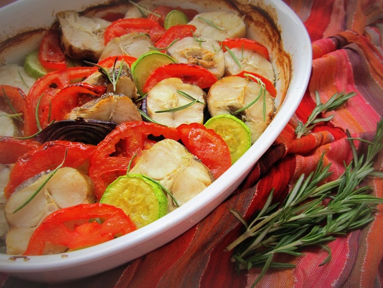 Рыба запечённая с овощами и розмарином