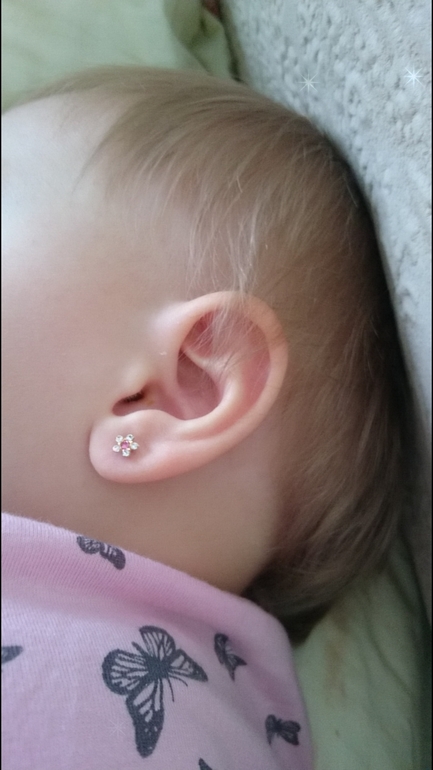 Во сколько детям прокалывают уши. Прокол ушей детям до года. Маленькие детки с проколотыми ушами.