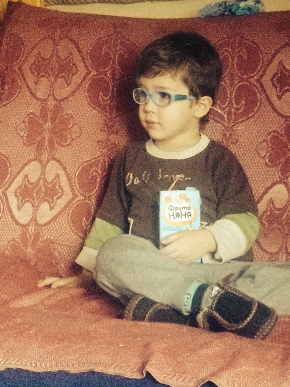 Очки, косит глазик