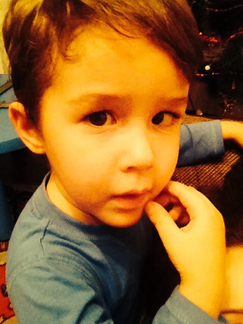 Очки, косит глазик