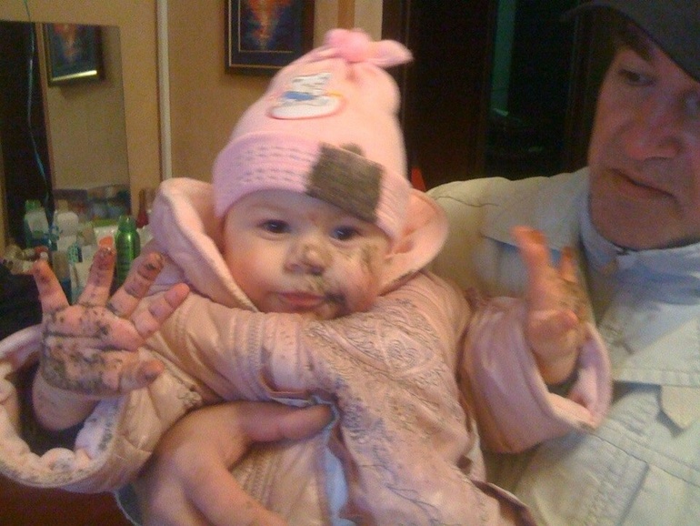 Дедушка с внучкой пошел погулять