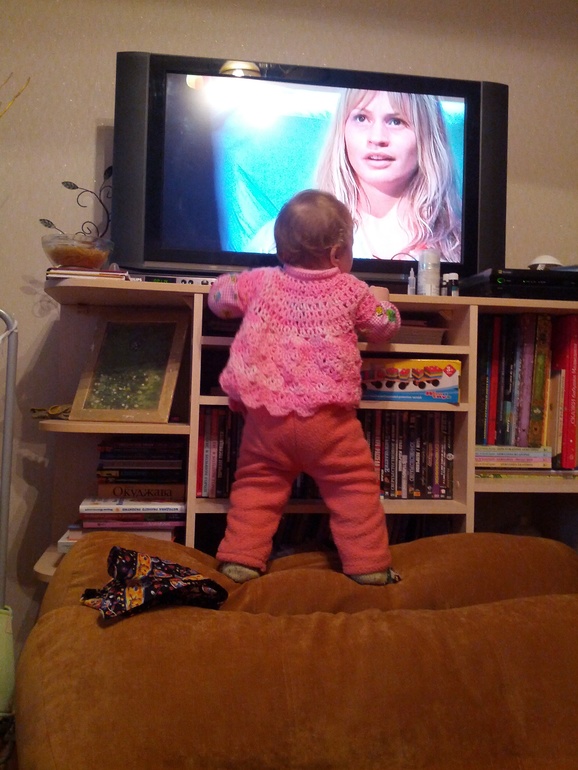 Мой маленький акробат!Карабкаемся по подушкам к телеку.