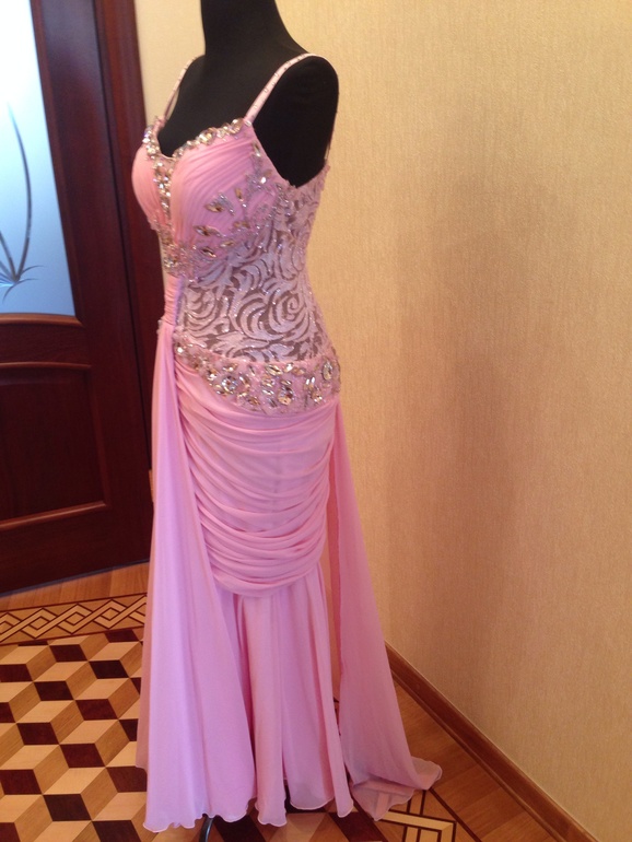 Красивая вечерние платья с сваровские камнями стоит 15000 ркблей размер 46-48