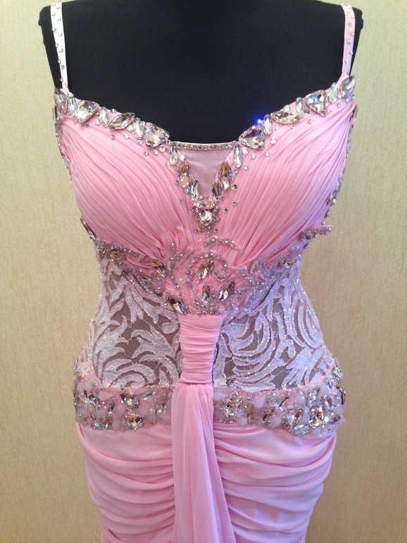 Красивая вечерние платья с сваровские камнями стоит 15000 ркблей размер 46-48