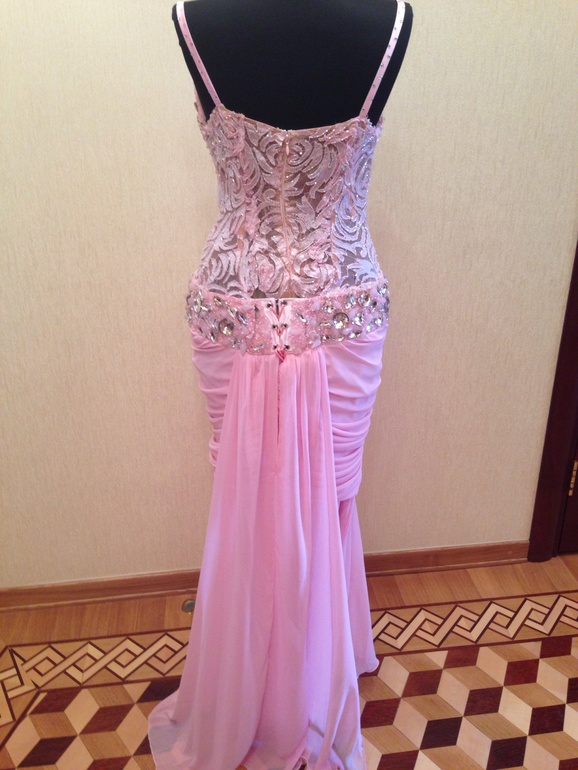 Красивая вечерние платья с сваровские камнями стоит 15000 ркблей размер 46-48