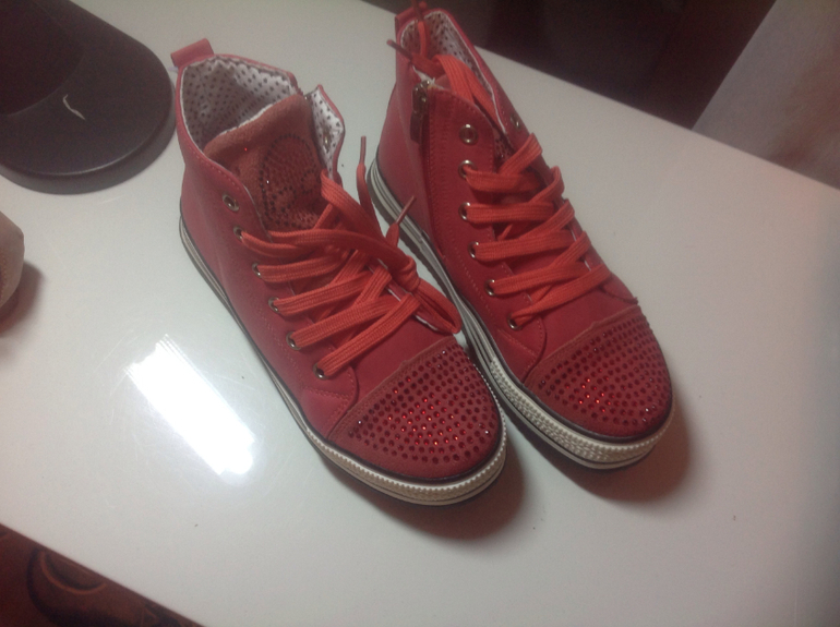 Карго самолет. Ваши вещи. Хвасты много детской летней обуви.