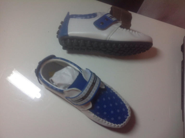 Карго самолет. Ваши вещи. Хвасты много детской летней обуви.