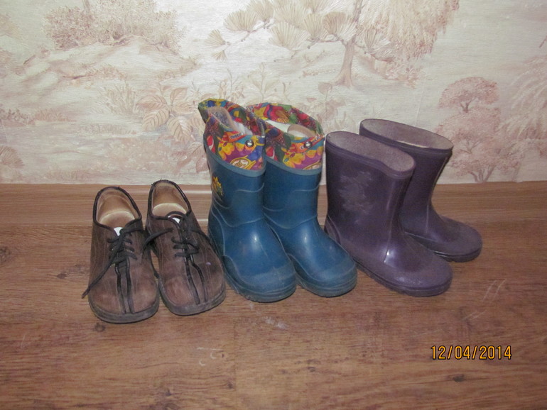 Отдам вещи и обувь для девочки.