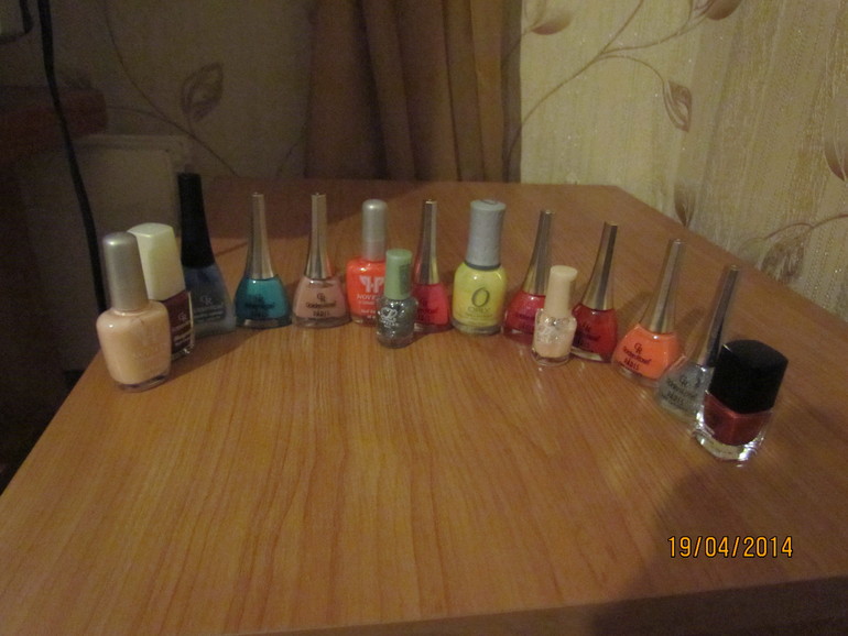 Лак для ногтей, очки, тени, помада.