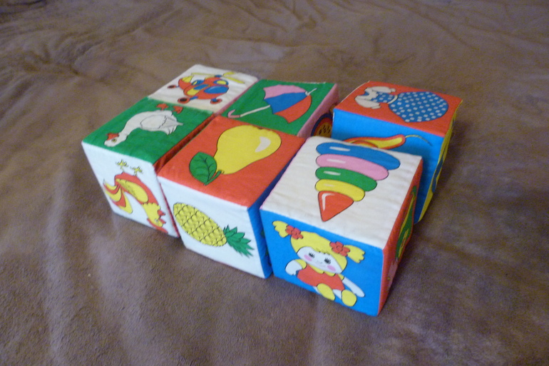 Отдам детское (зимний и осенний комбезы, ботиночки, игрушки)