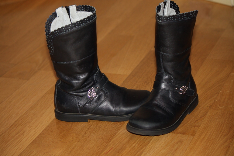 Сапожки Blumarine 28    2000 рублей