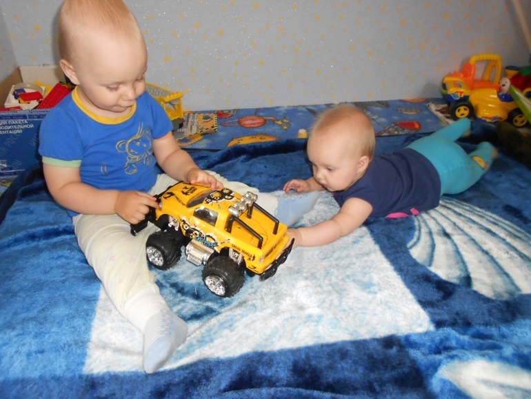 Совместные игры Артёма и Полины 1,7 и 7 м.