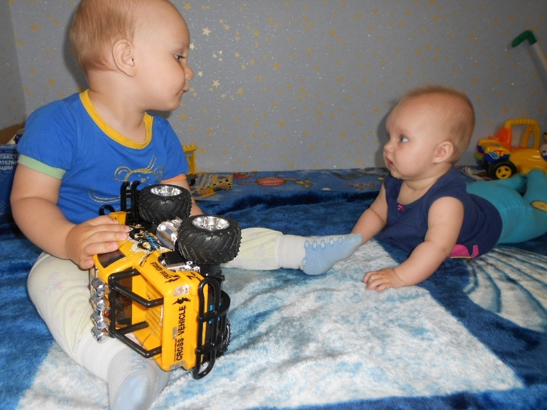 Совместные игры Артёма и Полины 1,7 и 7 м.