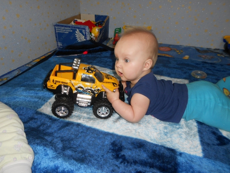 Совместные игры Артёма и Полины 1,7 и 7 м.