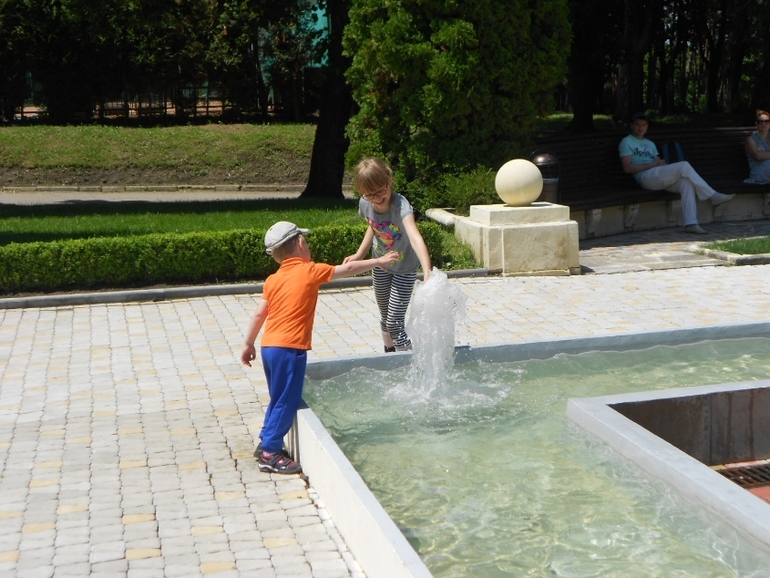 Гуляли в субботу в парке)