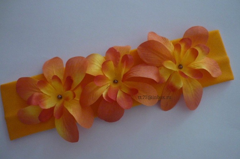 Шляпки, шапочки, повязки на голову, резинки для волос и заколочки с пышными цветами или бантиками!