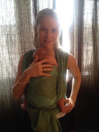 Малыш выгибается в слинге