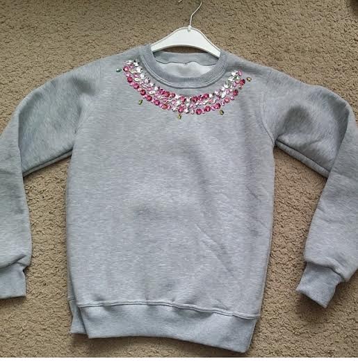Серый свитшот с розовыми кристаллами