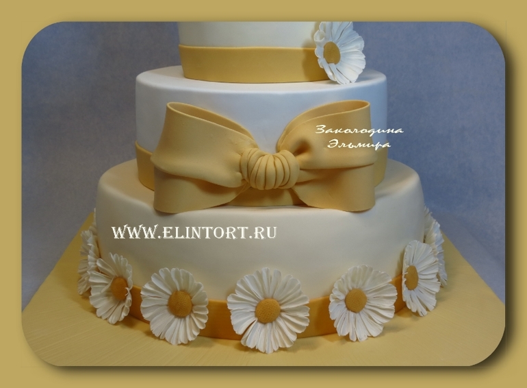 Свадебный торт в Ромашками.