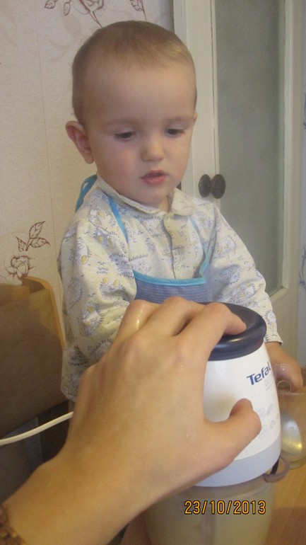 4 неделя готовим вместе с детьми. Банановые оладьи и молоко