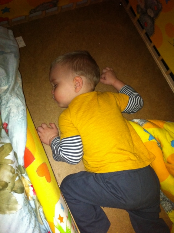 Не спит в своей кроватке? Не, не слышали)))